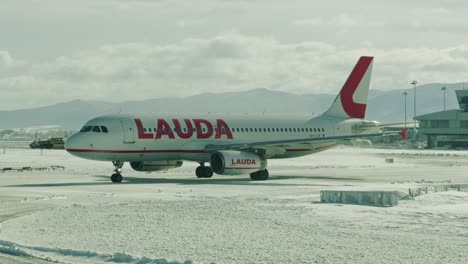 Lauda-Airbus-320-taxiing-on-snowy-and-ice-runway-in-Sofia-Bulgaria
