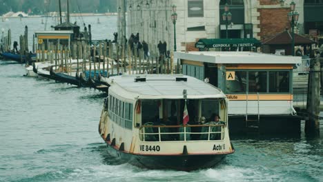 Un-Ferry-Actv-Atraca-En-Venecia-Recogiendo-Pasajeros-En-Un-Muelle.