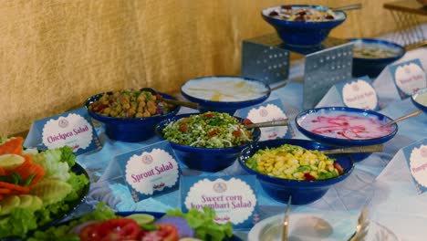 4K-Kinofilmaufnahmen-Eines-Indischen-Essensbuffets-Für-Das-Diwali-Fest-Mit-Verschiedenen-Typisch-Indischen-Gerichten