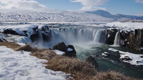 Panoramic-Godafoss-waterfall-view-during-snowy-and-bright-day,-Iceland