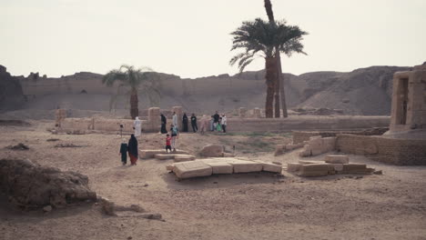 Turistas-En-El-Templo-De-Hathor-En-Dendera,-Egipto.