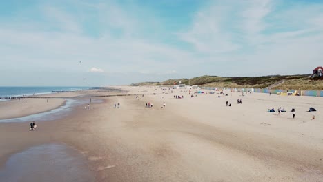 Viele-Menschen-Entspannen-Sich-An-Einem-Strand-In-Den-Niederlanden