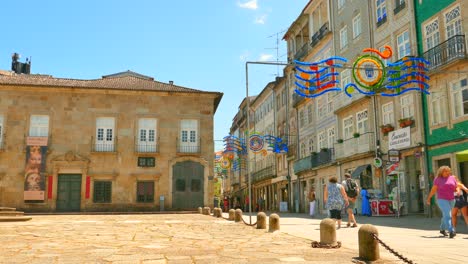 Braga,-Portugal---Geschmückte-Promenaden,-Feier-Des-Sao-Joao-Festivals---Statische-Aufnahme