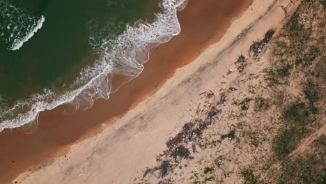 Top-down-view-of-pollution-washed-up-from-the-sea