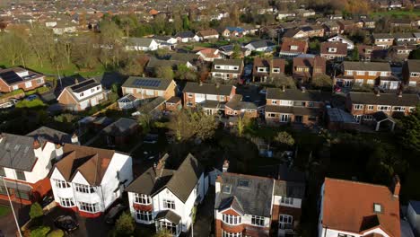 Luftaufnahme-Der-Dächer-Teurer-Häuser-Der-Britischen-Mittelklasse-In-Einem-Ländlichen-Vorstadtviertel-Im-Herbst