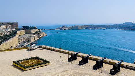 La-Batería-Que-Saluda-Y-El-Gran-Puerto-En-La-Valeta,-Malta