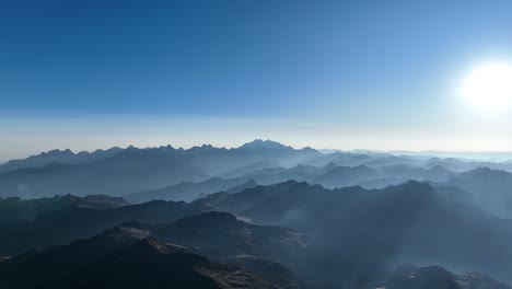 Vista-Aérea-De-Las-Montañas-Al-Amanecer,-Cerca-De-La-Montaña-La-Verónica,-Valle-Sagrado,-Cusco
