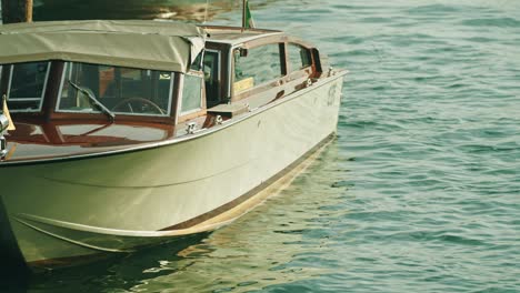 Ein-Traditionelles-Taxiboot-Der-Alten-Schule,-Das-In-Venedig-Angedockt-Ist-Und-Auf-Den-Nächsten-Auftrag-Wartet