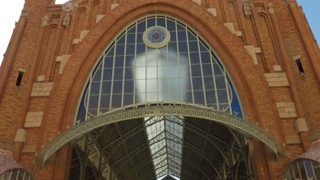 Vertikale-Reiseansicht-Der-Fassade-Des-Colon-Marktes-In-Valencia-An-Einem-Sonnigen-Tag,-Spanien