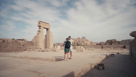 Touristen-Am-Hathor-Tempel-In-Dendera,-Ägypten