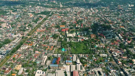 4K-Filmische-Urbane-Drohnenaufnahmen-Einer-Panorama-Luftaufnahme-Der-Stadt-Chiang-Mai,-Thailand,-An-Einem-Sonnigen-Tag