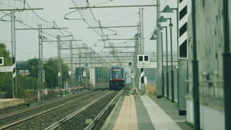 Trenitalia-train-arriving-at-a-small-trainstation-in-italy