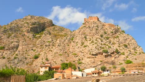 Vista-De-ángulo-Bajo-De-Las-Montañas-Y-El-Castillo-Histórico-En-Borriol,-España