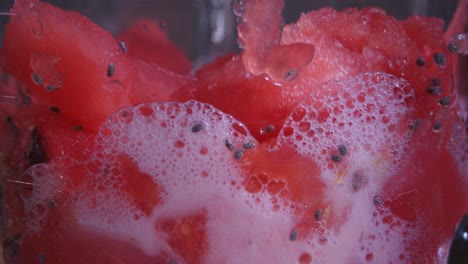 Saftige-Wassermelonenstücke-Werden-In-Einem-Mixer-Gemixt