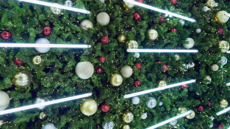 Vertikale-Aufnahme-Schimmernder-Weihnachtsdekorationen-Mit-Glitzernden-Lichtern-Vor-Einem-Einkaufszentrum-In-Pattaya,-In-Der-Provinz-Chonburi-In-Thailand