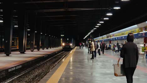 Blick-Auf-Den-Belebten-Bahnsteig-Des-Garibaldi-Bahnhofs,-Neapel,-Italien