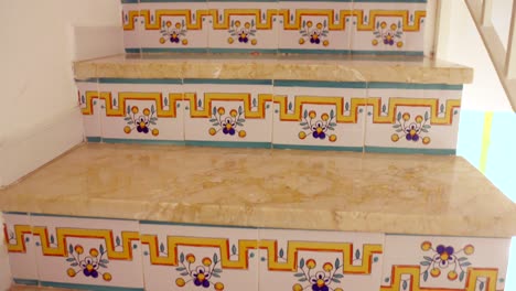 Typische-Spanische-Keramikfliesen-Auf-Treppenstufen-In-Einem-Haus-In-Spanien