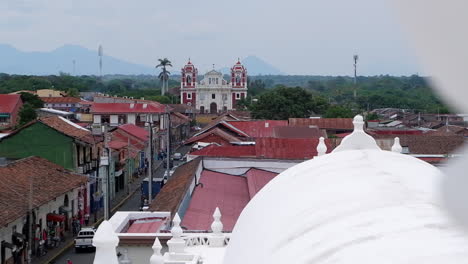 Die-Alte-Kirche-El-Calvario-In-Leon,-Nicaragua-Mit-Entferntem-Vulkankegel