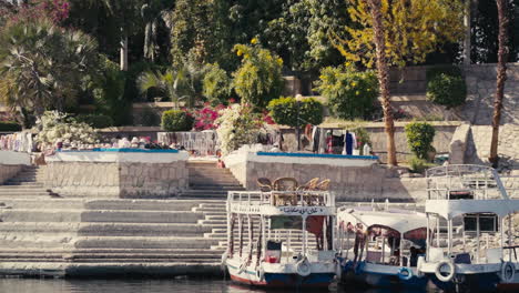 Barcos-Esperando-A-Orillas-Del-Río-Nilo-En-Asuán,-Egipto.