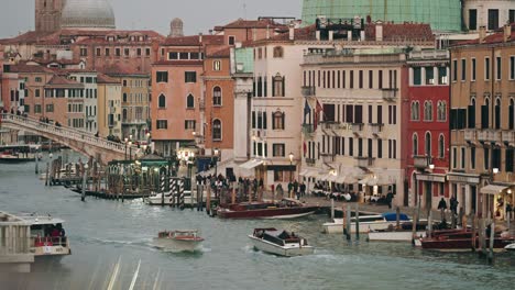 Taxiboote-Fahren-Durch-Den-Canal-Grande-In-Venedig