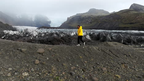 Hombre-Caminando-Sobre-El-Glaciar-Svinafellsjokull-En-Islandia