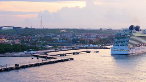Luftaufnahme-Der-Hafendocks-Von-Kreuzfahrtschiffen-Auf-Der-Karibikinsel-Bei-Sonnenuntergang