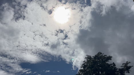 Beobachten-Der-Sonne,-Die-Von-Einigen-Cumuluswolken-Bedeckt-Ist