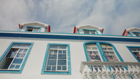 Plano-Amplio-De-Un-Antiguo-Edificio-Blanco-Con-Grandes-Ventanas-Pintadas-De-Color-Turquesa-En-Las-Islas-Azores,-Portugal.