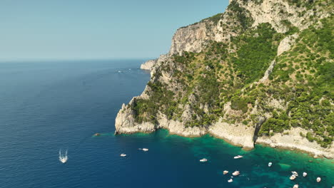 Atracción-Turística-Grotta-Verde-En-La-Isla-Italiana-De-Capri-En-Un-Día-Soleado