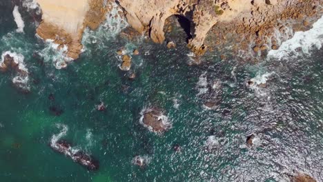 Turquoise-Ocean-And-Rocks-On-A-Beach-In-Dana-Point,-California,-United-States---Aerial-Top-Down