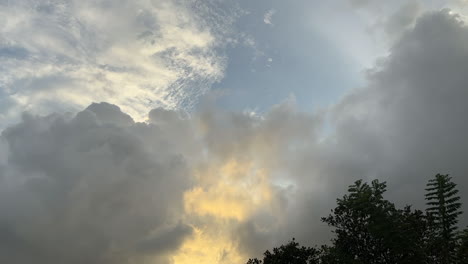 Bewegung-Grauer-Wolken-Am-Abend