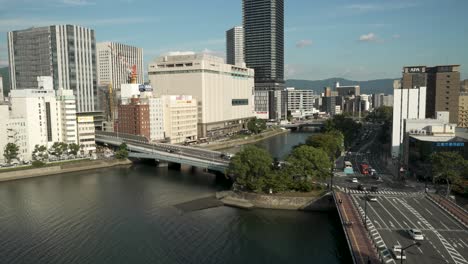 Blick-Auf-Den-Fluss-Kyobashi-Und-Den-Fluss-Enko-Mit-Der-Ekinishitakaka-Brücke,-Die-Ihn-überquert,-Und-Den-Skyline-Gebäuden-Von-Hiroshima-Im-Hintergrund