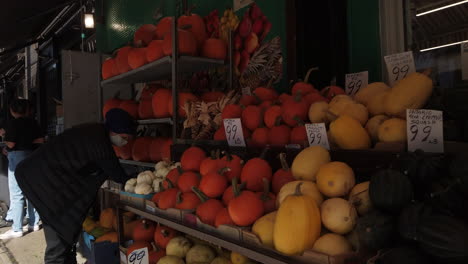 Weitwinkelaufnahme-Einer-Frau,-Die-Auf-Dem-Kensington-Markt-Gemüse-Einkauft