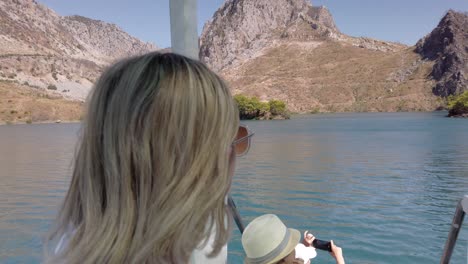 Tourist-Auf-Einer-Bootsfahrt-Durch-Den-Green-Canyon-Im-Sommer-In-Der-Nähe-Von-Manavgat-In-Antalya,-Türkei