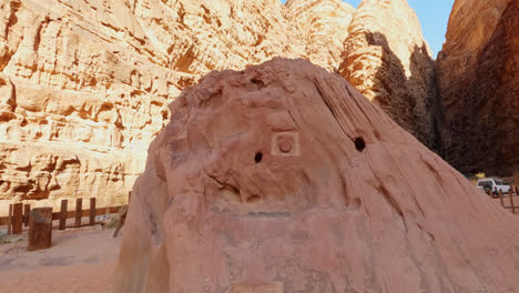 Flachrelief-Und-Inschrift-Zu-Ehren-Von-Lawrence-Von-Arabien,-Wadi-Rum,-Jordanien