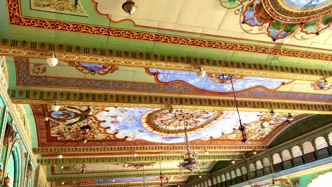 Kunstdekoration-Auf-Der-Decke-Im-Inneren-Der-Halle.-Ein-Blick-Auf-Den-Mysore-Palast,-Auch-Bekannt-Als-Amba-Vilas-Palast-In-Mysuru-Oder-Mysore,-Karnataka,-Indien