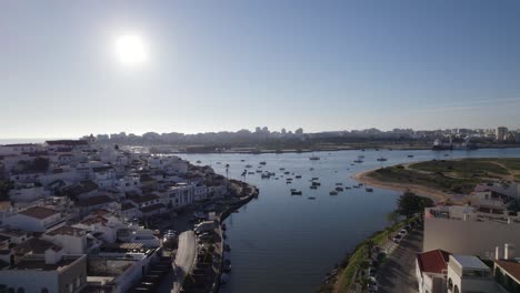 Sonniger-Blick-Auf-Den-Jachthafen-Von-Ferragudo-Im-Morgengrauen,-Algarve,-Portugal
