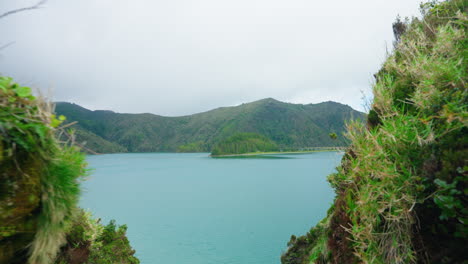 Caminando-Por-El-Mirador-De-Exuberante-Vegetación-Verde-Que-Revela-El-Pintoresco-Lago-Volcánico-En-Las-Azores