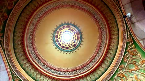 Kuppelinnenraum,-Islamische-Schöne-Architektur,-Deckenmuster-Und-Beleuchtungskronleuchter-Im-Mysore-Palast