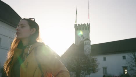 Touristenfrau-Nimmt-Ihre-Sonnenbrille-Ab-Und-Beobachtet-Den-Platz-Der-Burg-Von-Ljubljana,-Slowenien