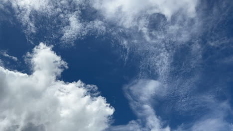 Bewegung-Weißer-Wolken-Vor-Blauem-Himmel-An-Einem-Sonnigen-Tag
