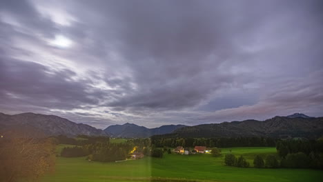 Timelapse-De-Nubes-Pasando,-Cielo-Nublado-Sobre-El-Paisaje-Rural-Al-Atardecer,-Attersee,-Austria