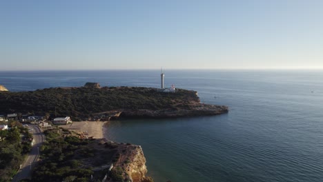 Leuchtturm-Von-Ferragudo-Mit-Blick-Auf-Das-Ruhige-Meer,-Luftaufnahme-Der-Algarve