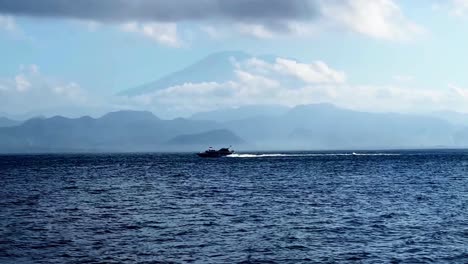 Filmischer-Kurzfilm,-In-Dem-Ein-Boot-Durch-Das-Wasser-Fährt,-Hinter-Der-Boa-Entstehen-Wellen-Im-Wasser