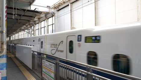 Statische-Stadtaufnahme-Des-Japanischen-Hochgeschwindigkeitszuges,-Der-Am-Bahnhof-Ankommt