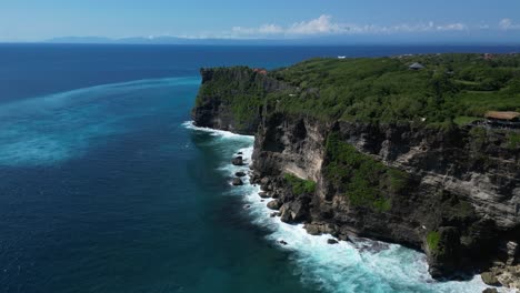 Ocean-waves-moving-toward-the-cliffs-on-the-coast-of-Uluwatu-in-Bali,-Indonesia