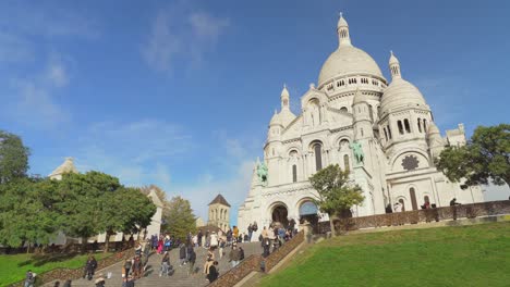 The-Basilica-of-Sacre-Coeur-architecture-is-in-the-shape-of-a-Greek-cross-with-four-domes