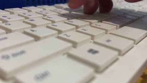 Die-Hand-Eines-Menschen-Tippt-Eine-Weiße-Computertastatur