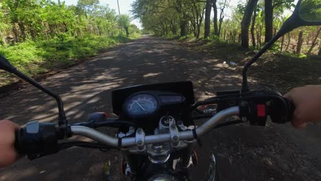 Moto-Pov:-Paseo-En-Motocicleta-Por-Un-Camino-De-Tierra-En-La-Jungla-Junto-A-Una-Plantación-De-Plátanos