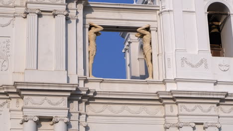 Skulpturierte-Männliche-Statuen-Halten-Fensterbalken-In-Der-Kathedrale-Von-León,-Nicaragua
